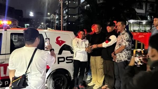 Ketua DPD Partai Solidaritas Indonesia (PSI) Kota Makassar, Sukarno Lallo saat Menyerahkan Ambulance. Dok. Ist