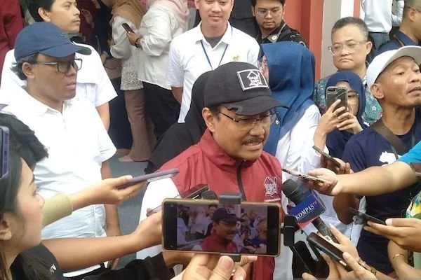Mensos Saifullah Yusufdiwawancara saat kunjungan ke Sekolah Rakyat Menengah Atas (SRMA) 33 Kota Tangerang Selatan, Banten, Minggu (19/10/2025). ANTARA/Azmi Samsul M