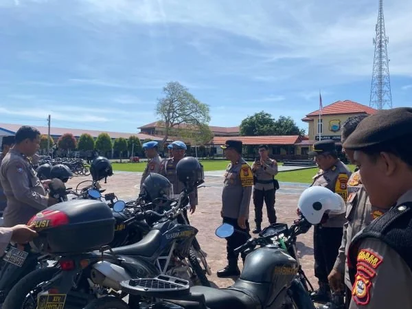 Wakapolres Jeneponto, Kompol Muh. Idris saat memeriksa sejumlah Kendaraan Dinas di halaman Mapolres Jeneponto (Dok : Ist).