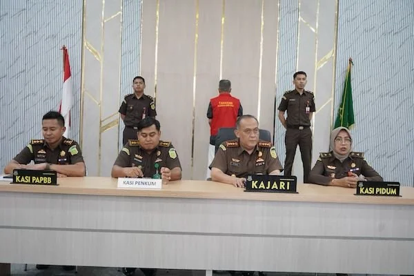 konferensi pers penyerahan berkas perkara dan tersangka utama pabrik uang palsu UIN Alauddin Makassar oleh Kejari Gowa (Dok:Ist)