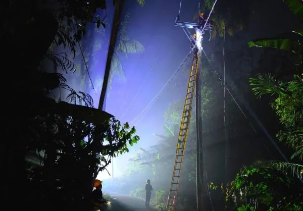 Ilustrasi petugas PLN tengah menangani gangguan pada malam hari. Dok. Ist
