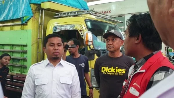 Wali Kota Parepare, H. Tasming Hamid, melakukan peninjauan langsung ke sejumlah SPBU di kota Parepare. (Dok: Ist)