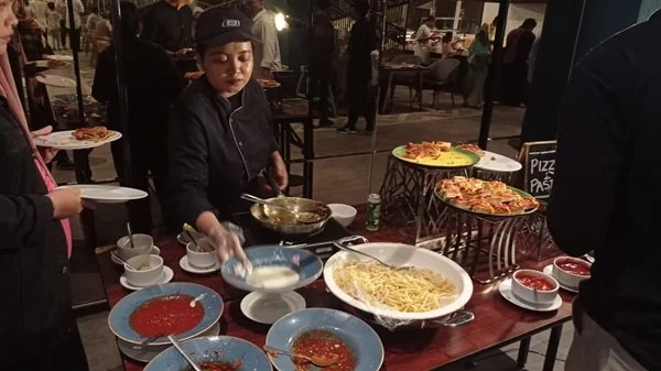 Mercure Makassar Nexa Pettarani dengan tema Khazanah Ramadan menawarkan konsep live cooking untuk berbuka puasa.