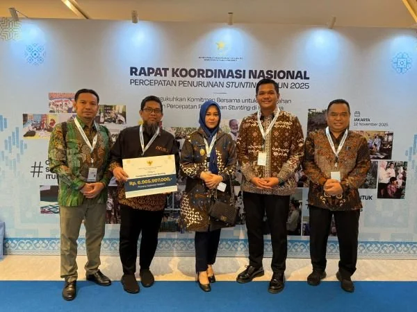 Bupati Bantaeng M Fathul Fauzy Nurdin saat menerima penghargaan dan dana insentif Fiskal Rp 6,5 miliar. Dok. Ist