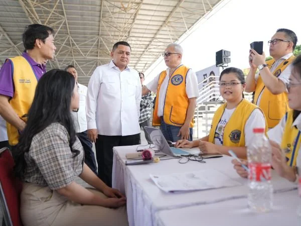 Wali Kota Makassar saat menghadiri penyaluran bantuan kacamata gratis (Dok : ist).