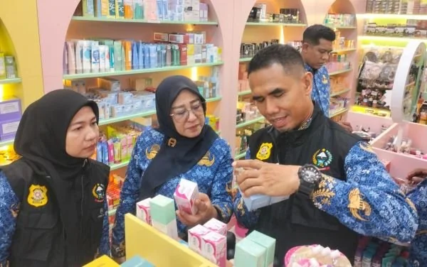 Disperindag Sulsel melakukan pengawasan produk di salah satu toko kosmetik di Makassar (dok. Ist)