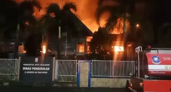 Kantor Disdik Kota Makassar terbakar (Dok : Ist).