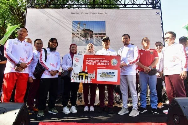 Pj Gubernur Sulsel, Prof Zudan Arif Fakrulloh saat memberikan pemenang tanda simbolis hadiah umroh (Dok: Ist)