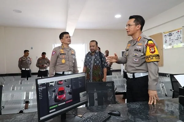 Dirlantas Polda Sulawesi Selatan bersama jajarannya saat memantau rekaman kamera ETLE (Dok : Ist).