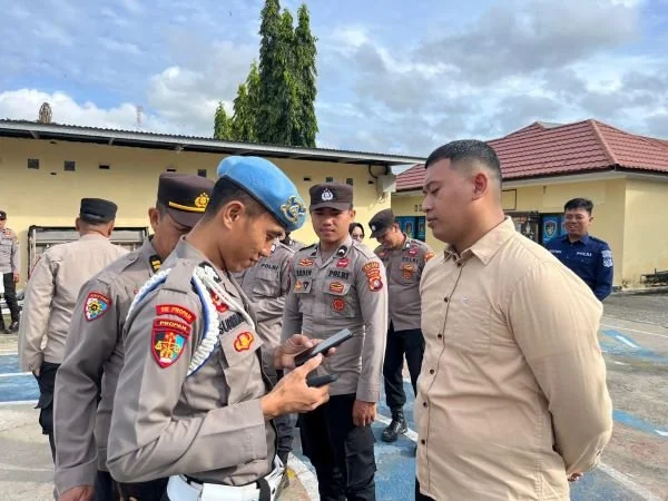 Pemeriksaan smartphone personel Polres Majene yang dilakukan Propam (Dok : ist).
