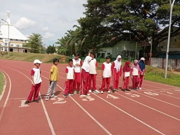Olahraga di Lapangan Syech Yusuf, Sekolah Alam Bosowa Belajar Sportivitas dan Kerja Sama. 9Dok: Ist)