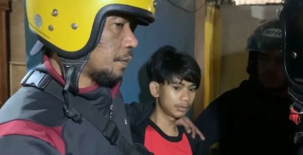 Polisi saat mengamankan pelaku pembusuran (Dok : Ist).