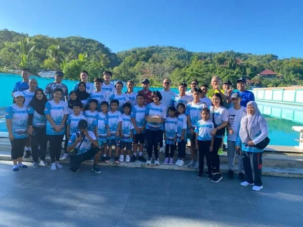 Gubernur Sulbar Suhardi Duka bersama atlet renang di stadion Manakarra (Dok : ist).