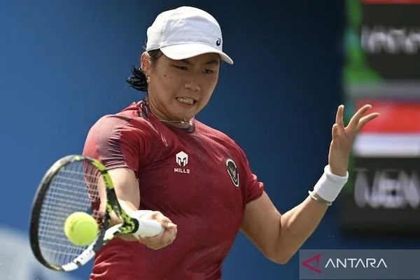 Petenis Indonesia Tjen Janice mengembalikan bola ke arah petenis Thailand L Tararudee pada final tenis beregu putri SEA Games 2025 di National Tennis Development Center, Pak Kret, Nothanburi, Bangkok, Thailand, Sabtu (13/12/2025). ANTARA FOTO/Nova Wahyudi