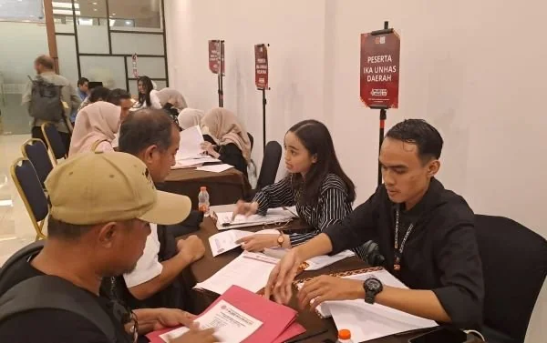 Para alumni Unhas dari seluruh Indonesia saat melakukan registrasi (Dok: Ist)