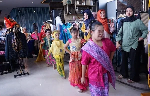 Para pelajar melaksanakan fashion show di event UMKM Fiesta 2024 (Dok: Ist)