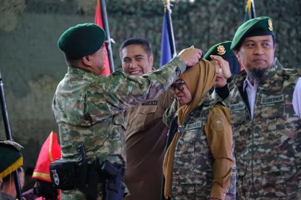 Bupati Gowa, Sitti Husniah Talenrang dikukuhkan sebagai salah satu warga kehormatan Divisi Infanteri (Divif) 3 Kostrad oleh Panglima Divisi Infanteri 3 Kostrad (Dok : Ist).