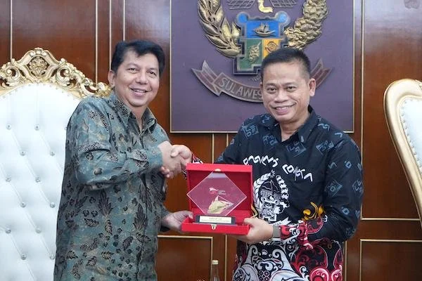 Pj Gubernur Sulsel, Prof Fadjry Djufry bersama Kepala OJK Provinsi Sulselbar, Darwisman di Kantor Gubernur Sulsel (Dok: Ist)