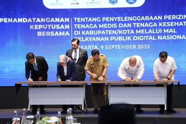 Penandatanganan Keputusan Bersama tentang Penyelenggaraan Perizinan Tenaga Medis dan Tenaga Kesehatan di Kabupaten/Kota melalui MPP Digital Nasional (Dok : Ist).