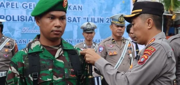 Kapolresta Mamuju saat menyematkan pita tanda pasukan Operasi Lilin 2025 (dok:ist)
