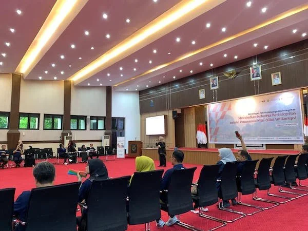 Coaching yang dilakukan KPK pada Bimbingan Teknis (Bimtek) Keluarga Berintegritas di lingkup Pemprov Sulsel (dok. Syamsi/KabarMakassar)