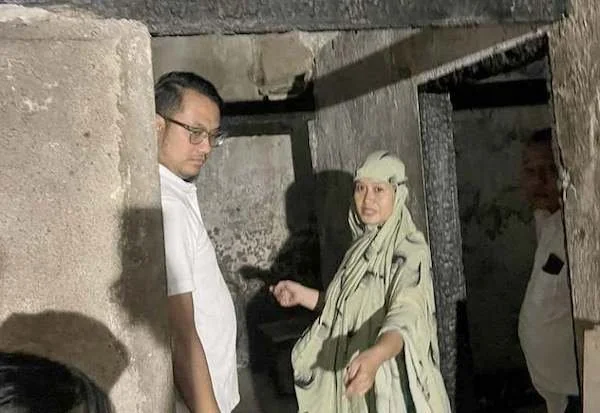 Bakal calon wali kota Makassar Andi Seto Asapa memasuki rumah yang hangus terbakar di Kelurahan Maccini Gusung, Kamis (8/8). Foto IST