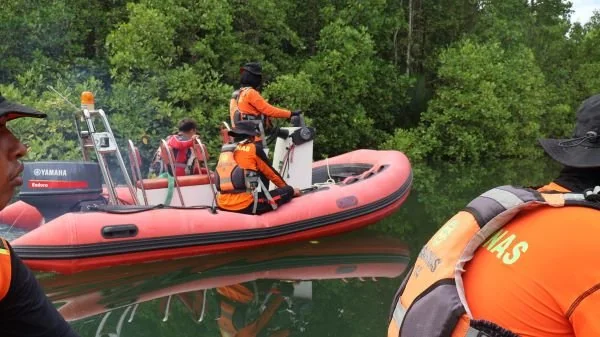 Proses pencarian korban yang dilakukan Tim Sar.