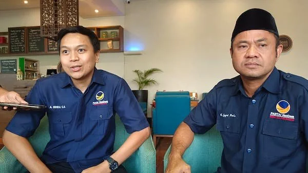 Anggota DPRD Makassar dari Fraksi NasDem, Jufri Pabe (Kenakan Peci) dan Andi Odhika, Dok Sinta KabarMakassar.