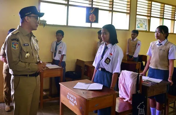 Pj Gubernur Sulsel, Prof Zudan Arif Fakrulloh saat menyambangi SMAN 11 Toraja Utara (Dok: Ist)