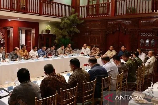 Presiden Prabowo Subianto memimpin rapat terbatas yang diikuti oleh sejumlah menteri dan kepala badan di kediaman pribadi Presiden, Jalan Kertanegara, Jakarta, Minggu (5/10/2025). ANTARA/HO-Sekretariat Kabinet.