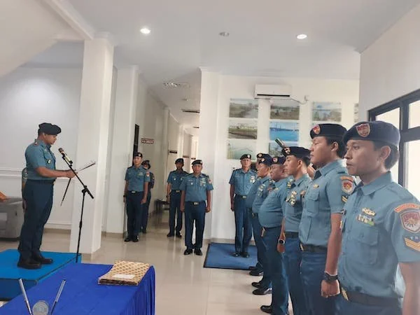 Danlanal Mamuju saat mengukuhkan beberapa Danposal di wilayah pesisir (dok:ist)