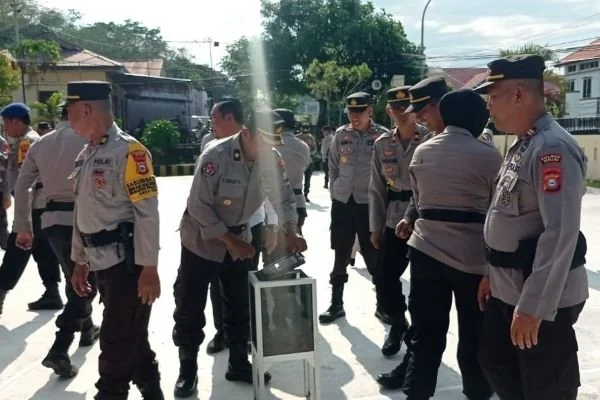 Program kotak Amal Rutinitas Anggota Polres Sinjai usai melakukan Apel (Dok : Ist).