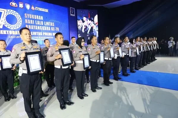 Sat Lantas Polres Maros menerima penghargaan peringkat terbaik ketiga di Polda Sulsel (Dok: Ist)