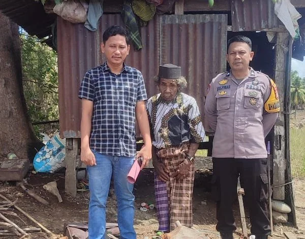 Bhabinkamtibmas Desa Jombe, Aipda Zulfikar bersama Kepala Desa Jombe Jusmaedi saat menyambangi kediaman Kakek Yasin. (Ist).