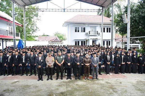 494 orang anggota BPD yang tersebar di 67 Desa dikukuhkan di Pendopo Rumah Jabatan (Rujab) Bupati Sinjai, Jumat (26/7/2024).