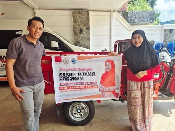 Anggota DPR RI Fraksi Partai Keadilan Sejahtera (PKS), Hj Meity Rahmatia, saat Menyerahkan Bantuan Mobil Sampah, (Dok: Ist).