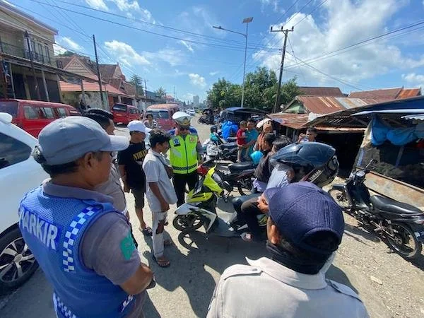 Kasat Lantas Polres Jeneponto, AKP Baharuddin bersama jajarannya saat memberikan edukasi keselamatan berkendara Tukang Ojek yang mangkal dijalan. (Ist).