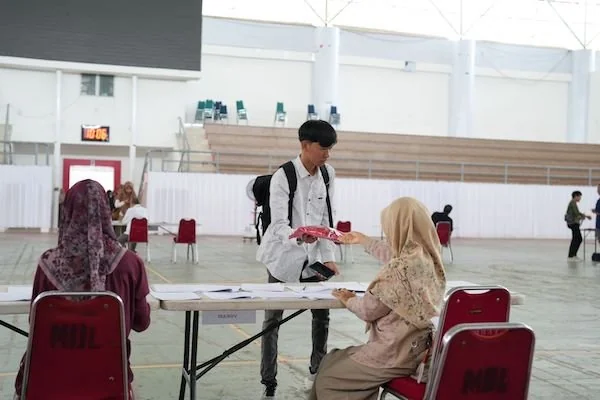Pembagian almamater bagi mahasiswa baru Unhas tahun 2025. Dok. Ist
