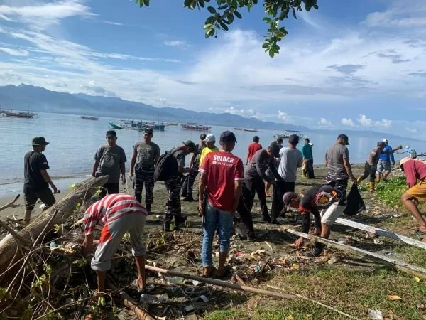 Prajurit Lanal Mamuju saat melakukan Bakti sosial di Kecamatan Tapalang Barat, Kabupaten Mamuju. (Dok: Ist)