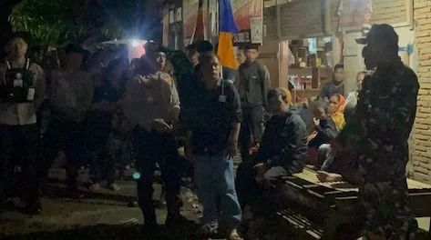 TNI dan Polri di Kecamatan Tapalang saat melakukan patroli dan komunikasi langsung dengan masyarakat (dok:ist)