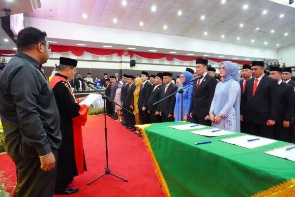 Ketua Pengadilan Negeri Makassar saat melantik 84 anggota DPRD Sulsel periode 2024-2029 yang dihadiri Sekjen DPP NasDem (Dok : Ist).