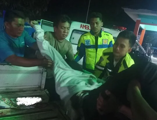 Polisi saat mengevakuasi korban kecelakaan yang meninggal dunia (dok:Ist)