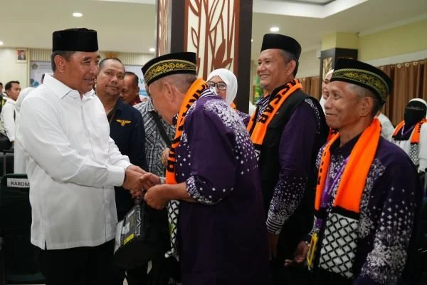 Penjabat Gubernur Sulawesi Selatan, Bahtiar Baharuddin, saat melepas Calon Jemaah Haji (CJH) Kloter pertama Embarkasi Makassar.