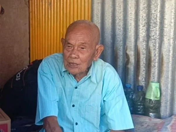 Purnawirawan AD, Serma Mustari Baso saat dikunjungi di kediamannya (Dok : Ist).