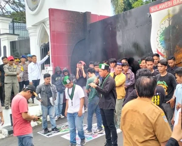 Aksi Unjuk rasa yang dilakukan mahasiswa di kantor gubernur Sulawesi Barat (Dok : Aldy KabarMakassar).