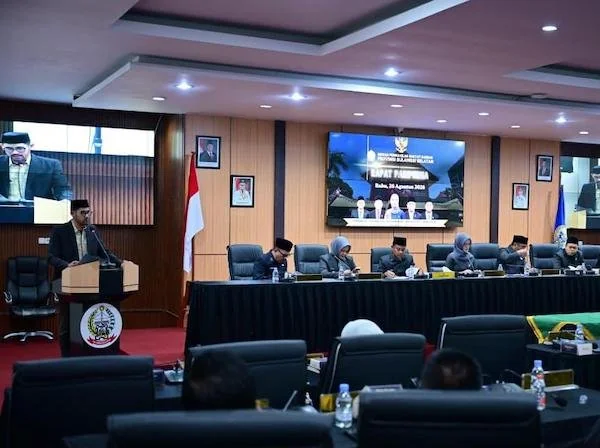 Wakil Ketua Pansus Andi Anwar Purnomo saat Menyampaikan Laporan di Rapat Paripurna DPRD Sulsel (Dok: KabarMakassar).