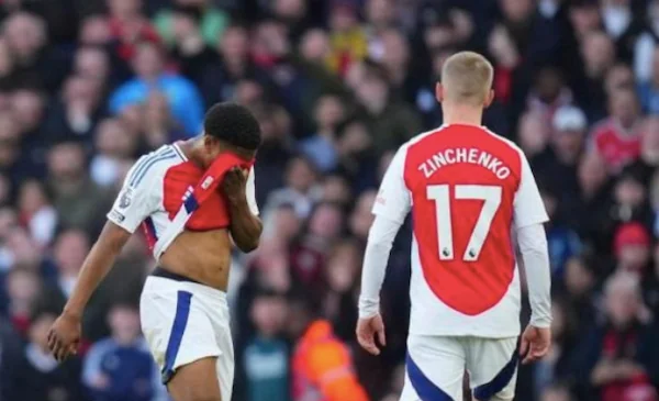 Myles Lewis-Skelly diganjar kartu merah dalam laga Premier League antara Arsenal vs West Ham, Sabtu (22/2/2025). Foto: AP Photo/Kirsty Wigglesworth