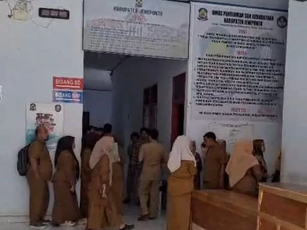 Kondisi Disdikbud Jeneponto saat aliran listrik diputus (Dok : Ullah KabarMakassar).