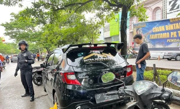 Suasana Parkir di Depan MP, (Dok: Sinta Kabar Makassar).