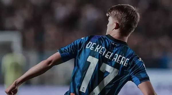 Charles de Katelaere melakukan selebrasi setelah mencetak gol kedua ke gawang AS Roma dalam kemenangan Atalanta 2-1. ( ig atalantabc)